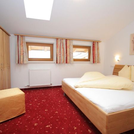 Charming Apartment In Uderns With Balcony エクステリア 写真