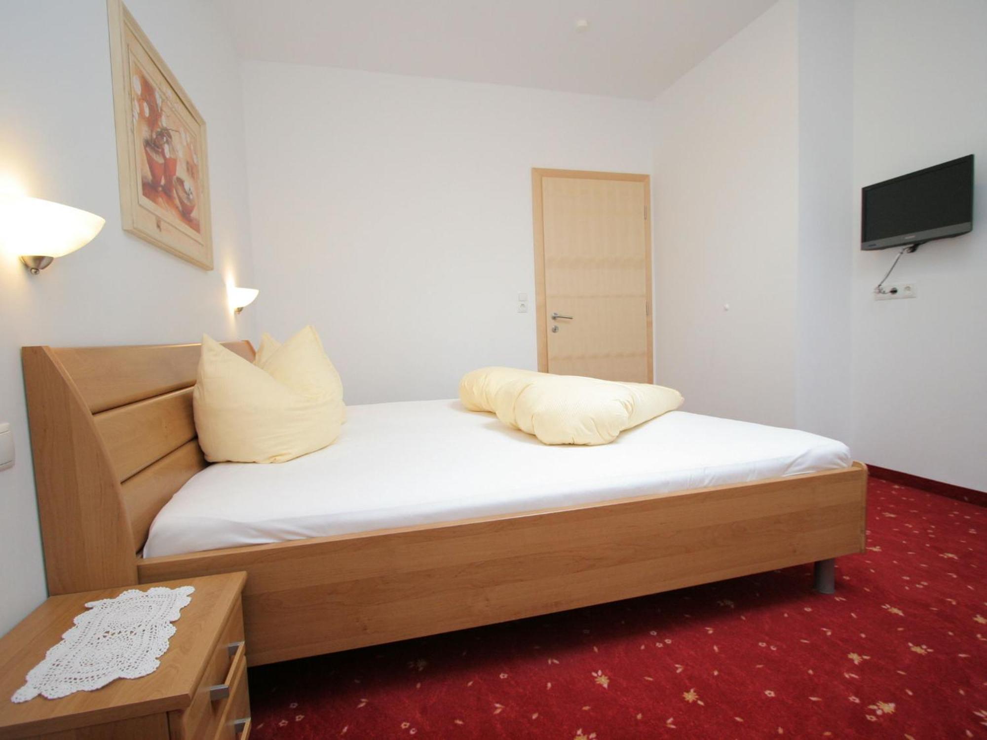 Charming Apartment In Uderns With Balcony エクステリア 写真