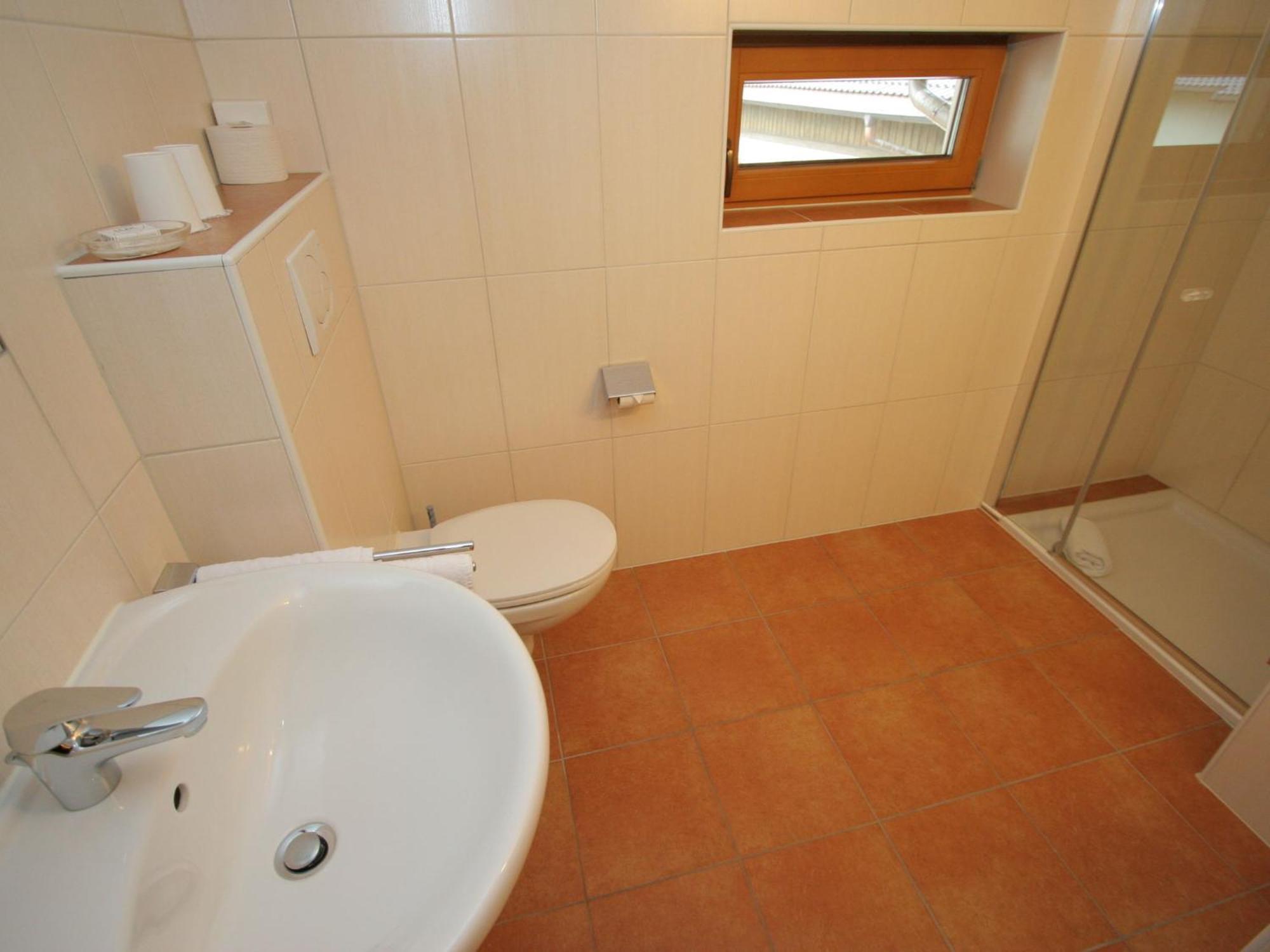 Charming Apartment In Uderns With Balcony エクステリア 写真