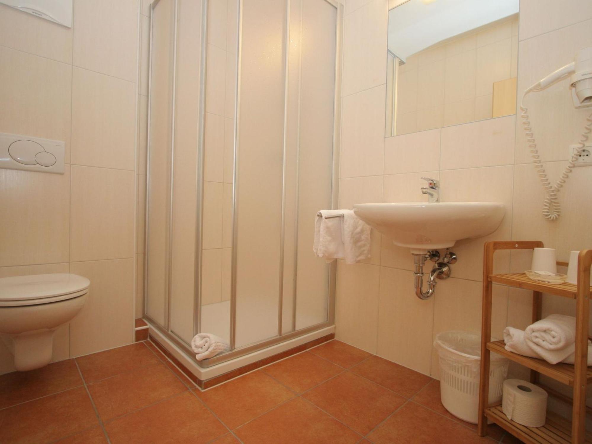 Charming Apartment In Uderns With Balcony エクステリア 写真
