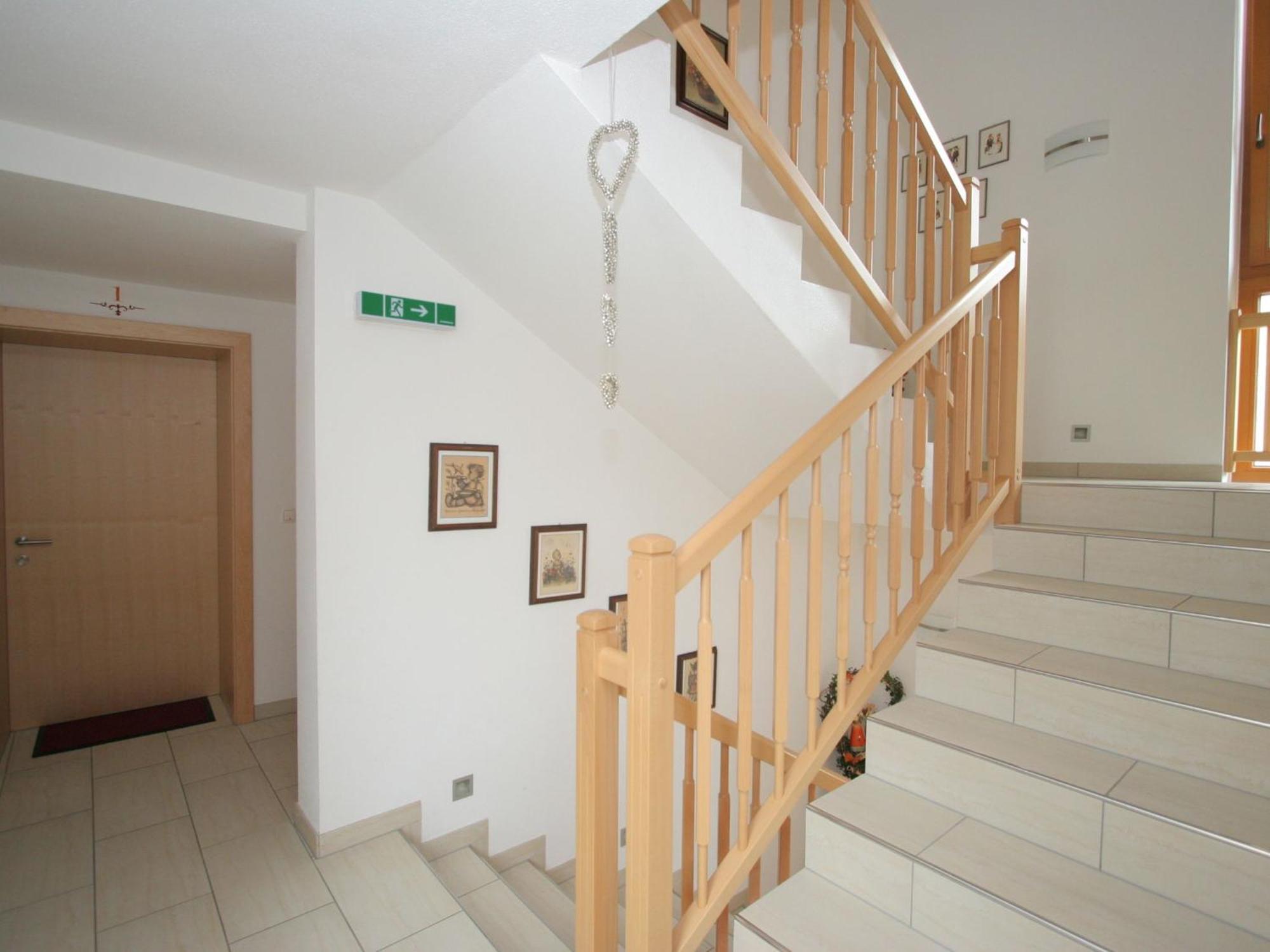 Charming Apartment In Uderns With Balcony エクステリア 写真