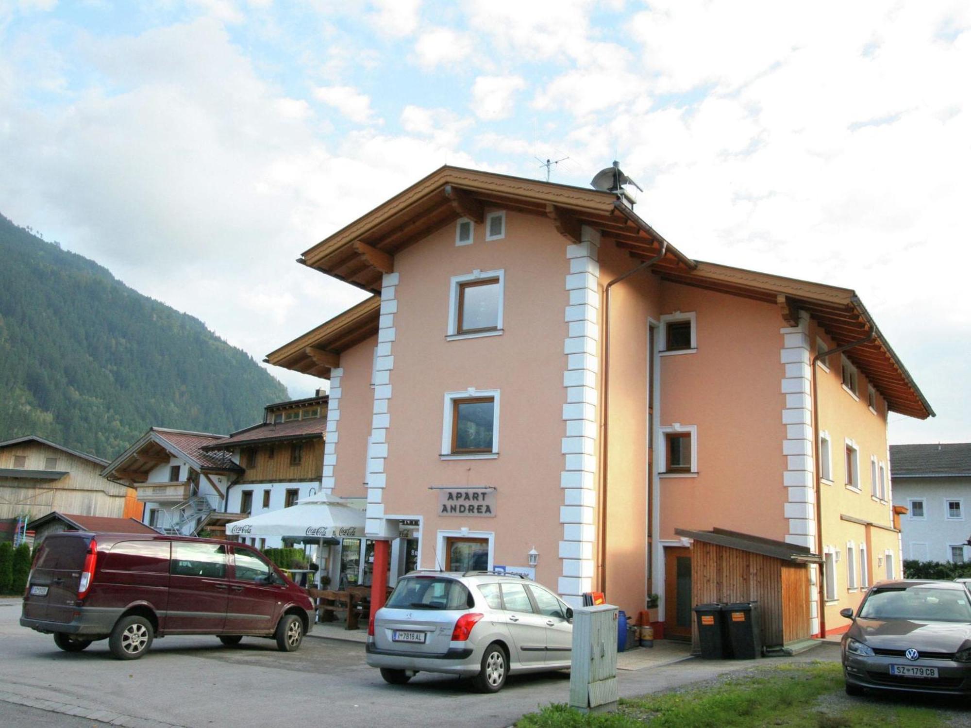 Charming Apartment In Uderns With Balcony エクステリア 写真